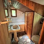 Dans Les Bois Avec Vue Sur Les Pyrenees Chalet