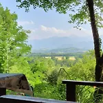 Dans Les Bois Avec Vue Sur Les Pyrenees Chalet