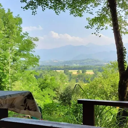 Dans Les Bois Avec Vue Sur Les Pyrenees Chalet