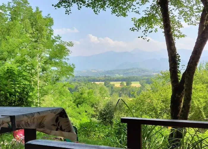 Dans Les Bois Avec Vue Sur Les Pyrénées Chalet